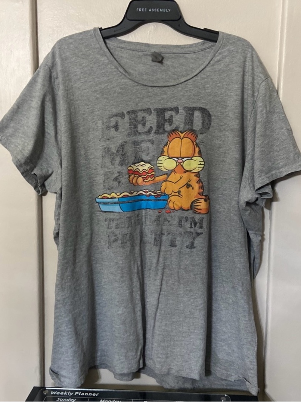 Instant message Gray Short Sleeve Tee with Orange Garfield and Blue Pie Dish